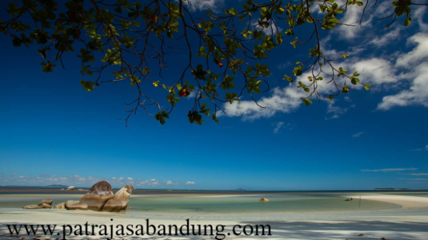 Pantai Romodong: Surga Tersembunyi dengan Keindahan Alam