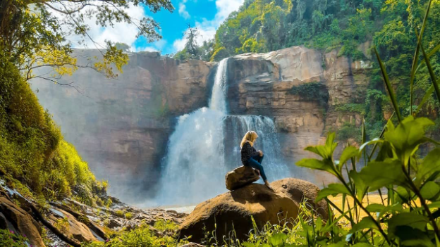 Pesona Air Terjun Puncak Manik di Geopark Ciletuh