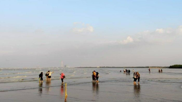 Menyelami Pesona Pantai Kejawanan Cirebon yang Menenangkan Jiwa